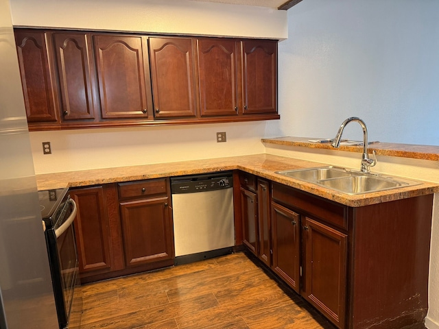 6341 Shadow Tree Dr, Houston, TX 77035 - kitchen with appliances with stainless steel finishes, a peninsula, dark wood-style floors, and light countertops