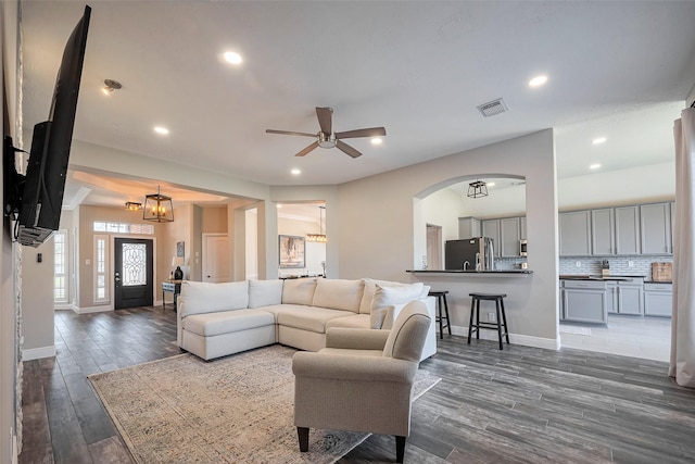 living room featuring dark wood-style flooring, recessed lighting, visible vents, a ceiling fan, and baseboards