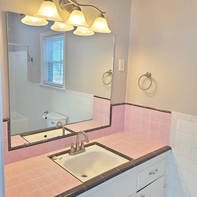 full bath featuring a shower, vanity, and toilet