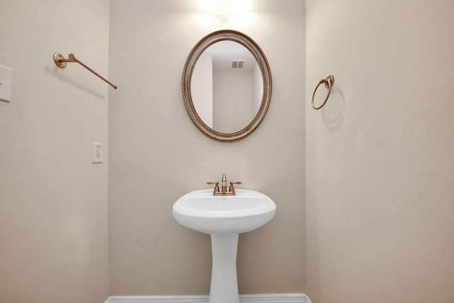 bathroom with visible vents and baseboards