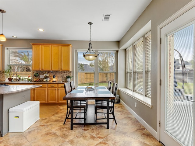 dining area with visible vents, recessed lighting, and baseboards