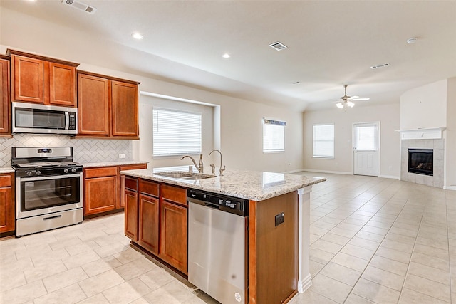 kitchen featuring backsplash, visible vents, stainless steel appliances, and a sink