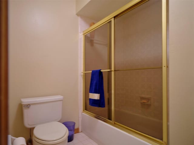 full bath with enclosed tub / shower combo and toilet