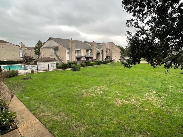 view of yard featuring fence and a fenced in pool