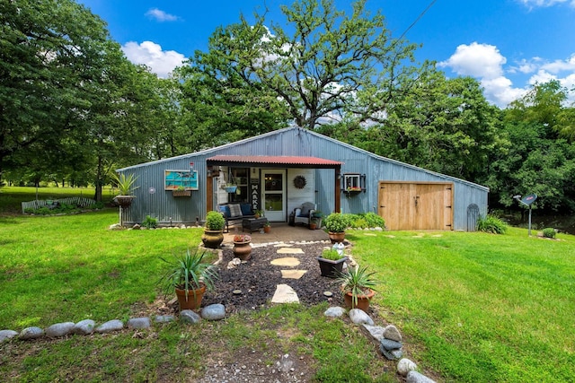 view of front of property featuring a front yard