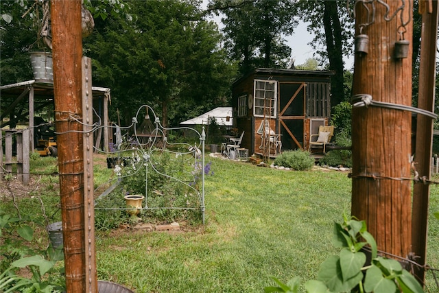 view of yard with an outbuilding