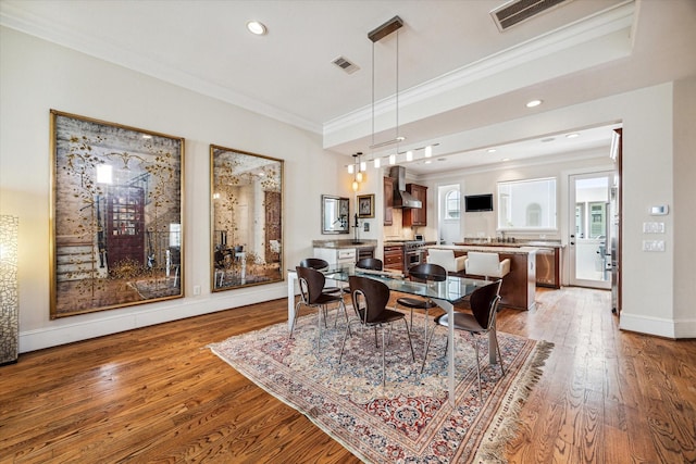 dining space featuring crown molding, recessed lighting, visible vents, light wood-style flooring, and baseboards