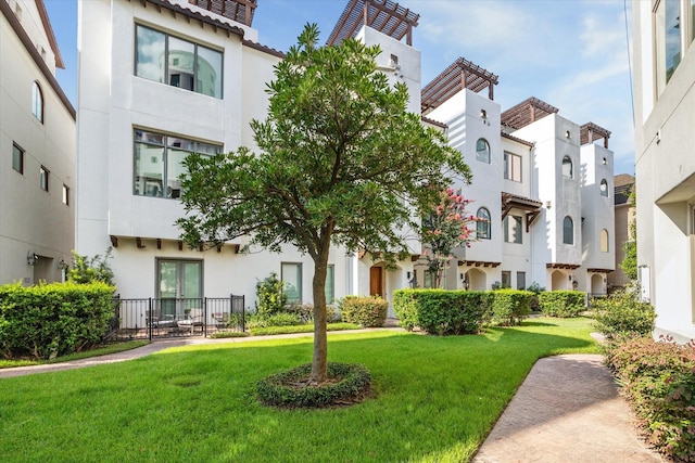 view of home's community featuring a lawn