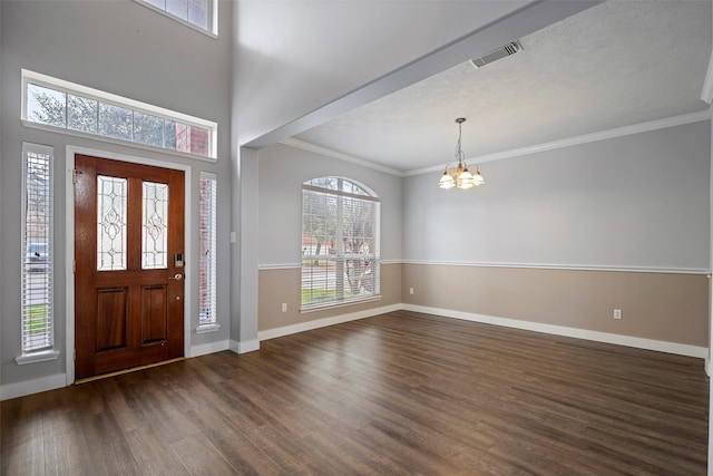 foyer featuring dark wood-style floors, a chandelier, visible vents, and baseboards