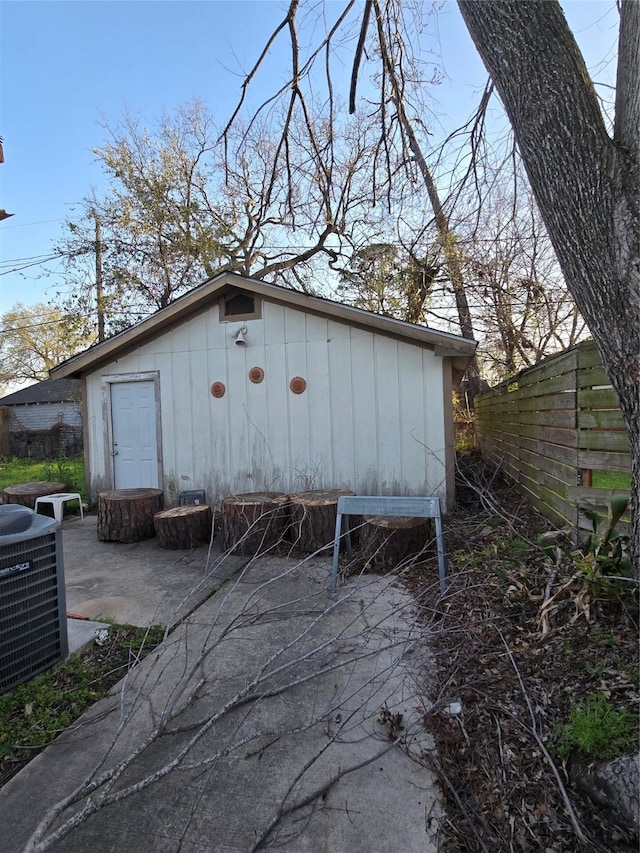 view of outdoor structure featuring an outdoor structure, cooling unit, and fence