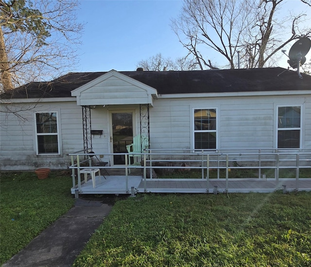 view of front facade with a front lawn