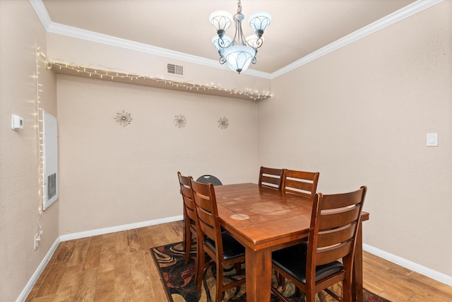 2255 Braeswood Park Dr Unit 265, Houston, TX 77030 - dining space with wood finished floors, ornamental molding, a chandelier, and baseboards
