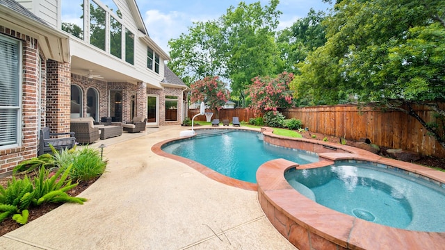 view of swimming pool featuring a pool with connected hot tub, an outdoor hangout area, a patio area, ceiling fan, and a fenced backyard