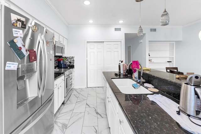 kitchen featuring recessed lighting, stainless steel appliances, a sink, visible vents, and crown molding