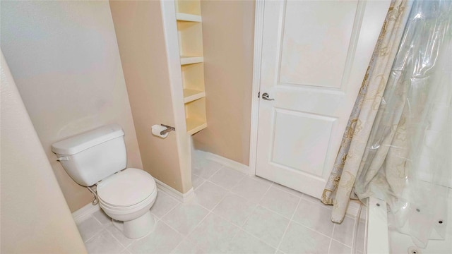 full bath featuring toilet, curtained shower, tile patterned flooring, and baseboards