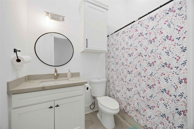 bathroom with toilet, a shower with curtain, and vanity