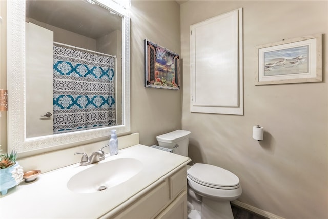 bathroom with a shower with shower curtain, vanity, and toilet