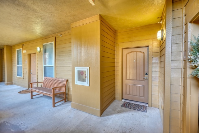 property entrance featuring a porch