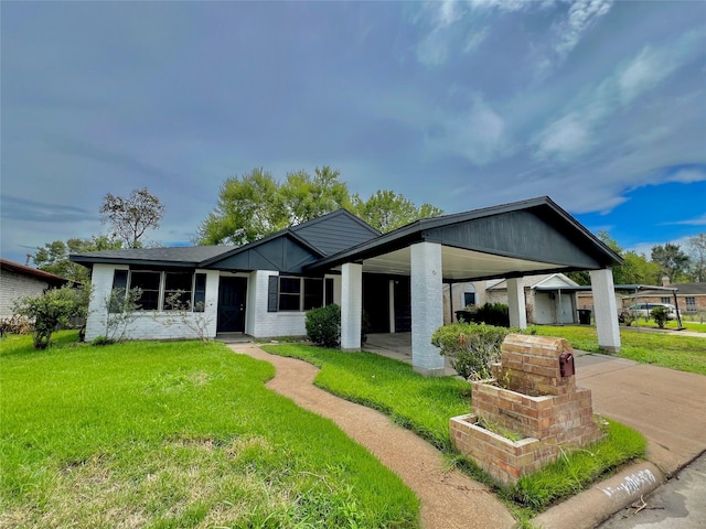 view of front facade with a front yard and concrete driveway