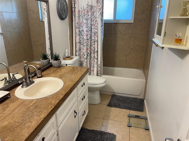 full bathroom featuring toilet, shower / bath combo with shower curtain, vanity, tile patterned flooring, and baseboards