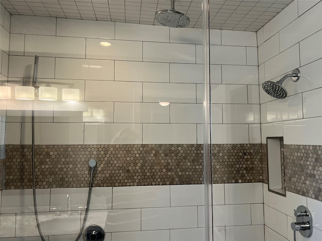 bathroom featuring tiled shower