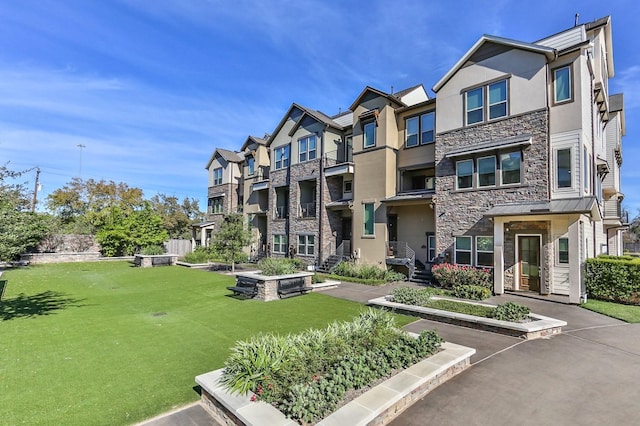 surrounding community featuring a residential view and a yard