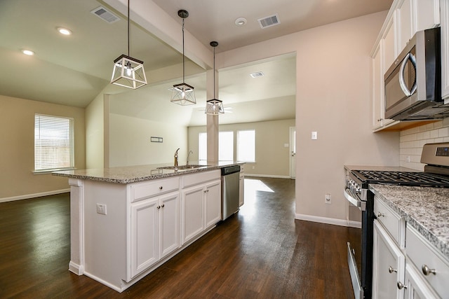 kitchen with tasteful backsplash, visible vents, appliances with stainless steel finishes, dark wood-type flooring, and a sink