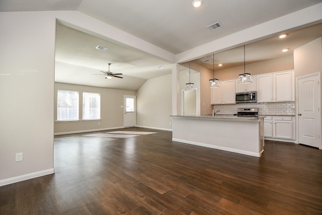 kitchen with stainless steel appliances, visible vents, decorative backsplash, dark wood-type flooring, and ceiling fan