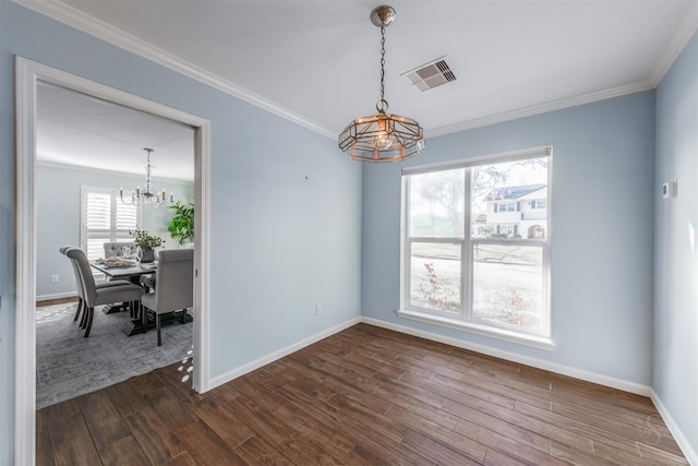 dining area with visible vents, dark wood-type flooring, ornamental molding, a chandelier, and baseboards