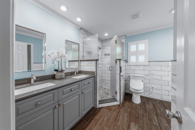 full bath with toilet, a sink, visible vents, and crown molding