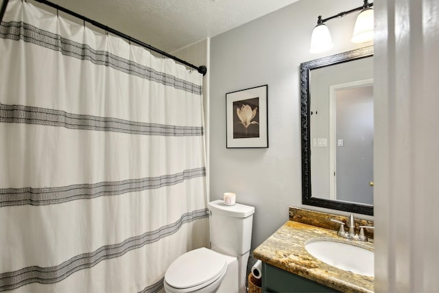 full bathroom featuring toilet, a shower with shower curtain, a textured ceiling, and vanity