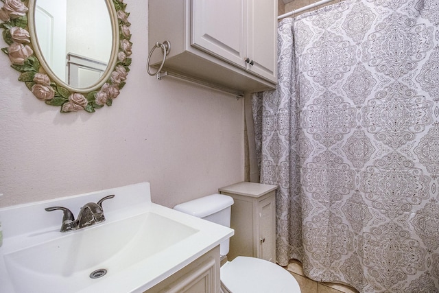 bathroom featuring a shower with shower curtain, vanity, and toilet