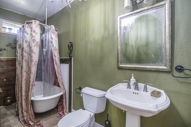 full bathroom with curtained shower, a textured wall, toilet, a bathing tub, and a sink