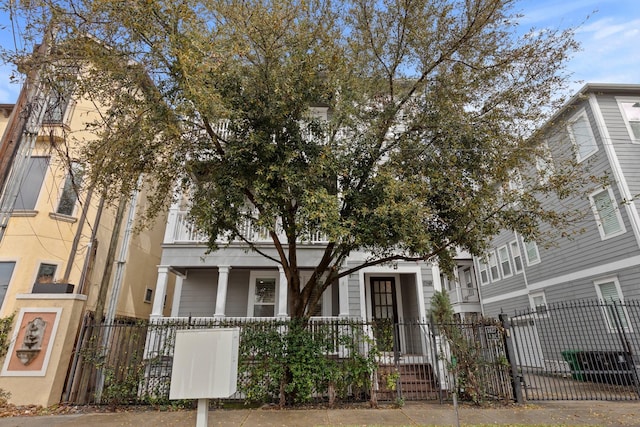 townhome / multi-family property featuring a fenced front yard