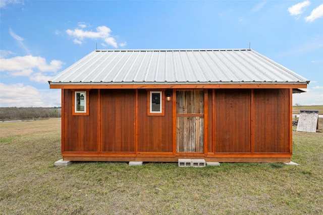 view of outdoor structure with an outbuilding