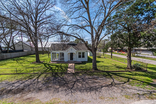 view of front of house featuring fence private yard, an outdoor structure, and a front yard