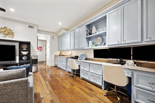 office space with light wood finished floors, recessed lighting, visible vents, built in study area, and baseboards