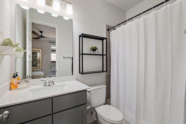 bathroom with ensuite bathroom, toilet, vanity, a ceiling fan, and a shower with curtain