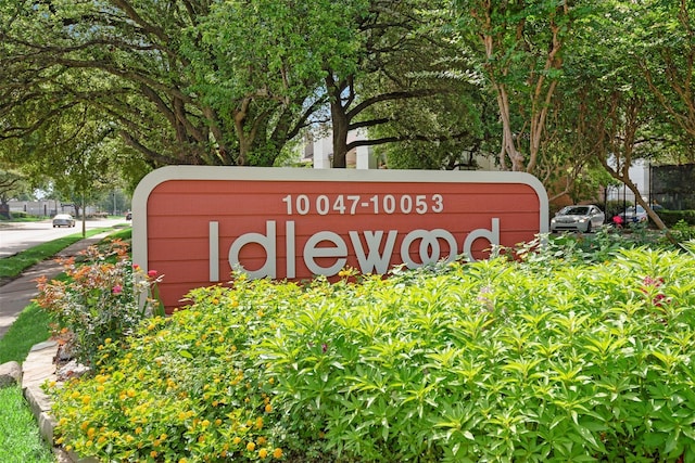 view of community / neighborhood sign