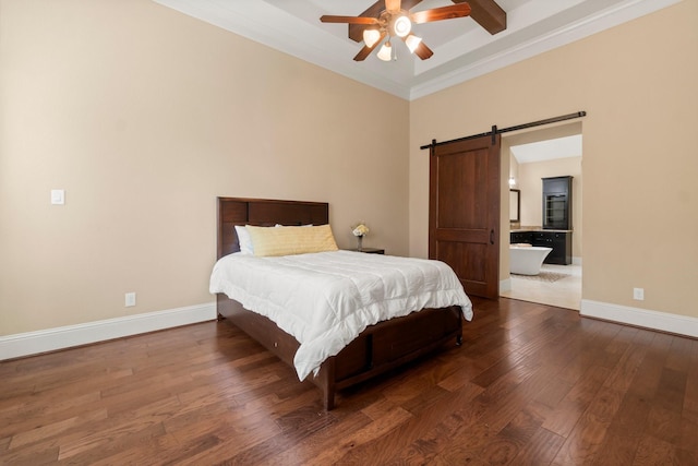 bedroom with ceiling fan, a barn door, baseboards, and wood-type flooring