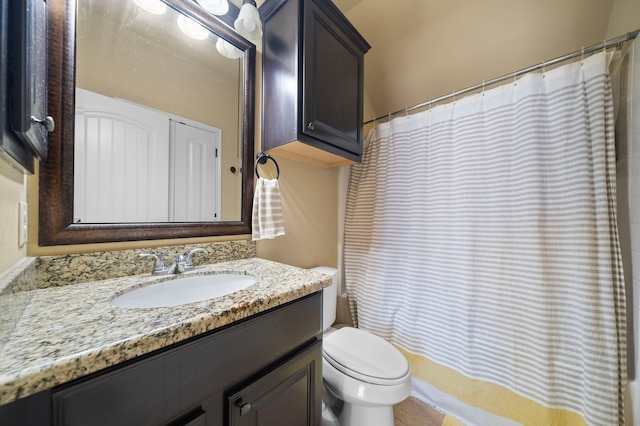 full bathroom featuring toilet, a shower with curtain, and vanity