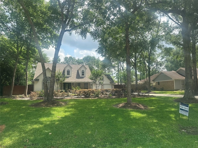 view of front of house featuring a front lawn and fence
