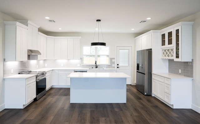 kitchen featuring stainless steel appliances, visible vents, a sink, and under cabinet range hood