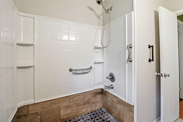 bathroom featuring tiled shower