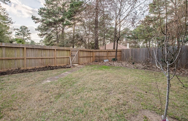 view of yard featuring a fenced backyard