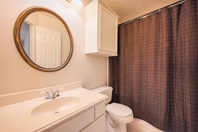 full bath with toilet, a shower with curtain, and vanity