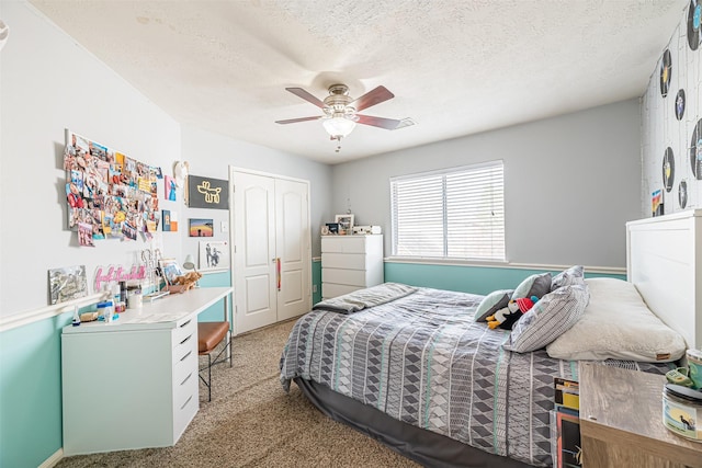 bedroom featuring carpet, a closet, ceiling fan, and a textured ceiling