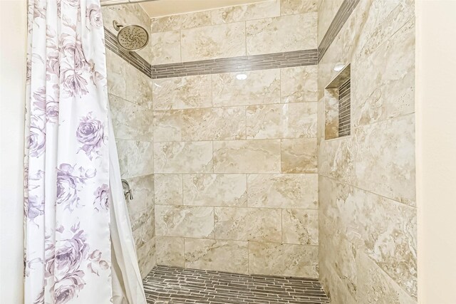 room details featuring tiled shower