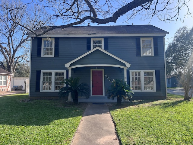 view of front facade featuring a front lawn