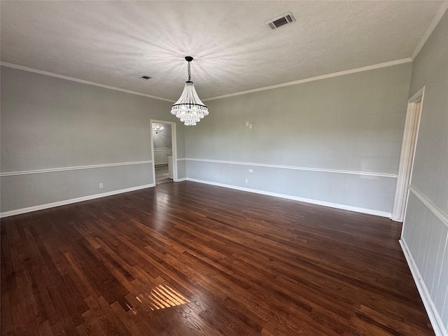 unfurnished room featuring dark wood-style floors, visible vents, crown molding, and an inviting chandelier